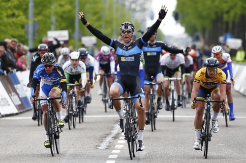 Wouter Wippert (r) komt hier als derde over de streep tijdens de Olympia's Tour. ANP
