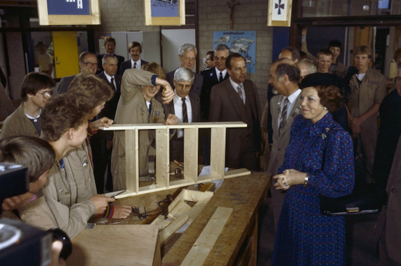 April 1983: Koningin Beatrix tijdens een werkbezoek aan de lts in Katwijk