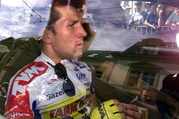 Jeroen Blijlevens in de ploegleidersauto nadat hij in 1998 uit de Tour is gestapt. 