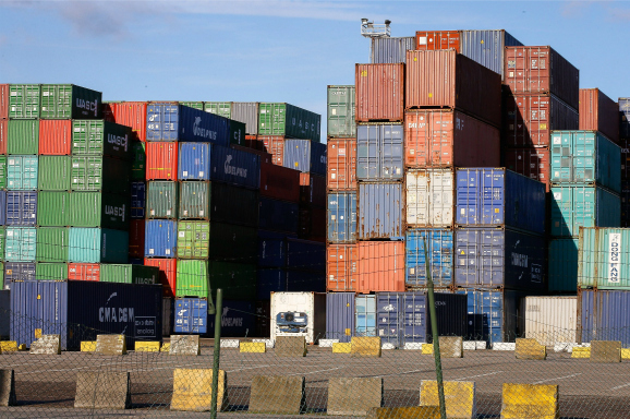 Containers stapelen zich op in Antwerpse haven. Foto: ANP