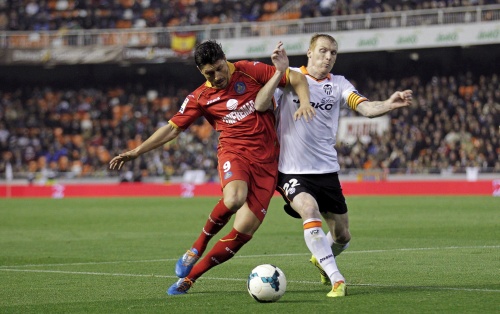 Jeremy Mathieu (R) van Valencia in duel met Ciprian Andrei Marica (L) van Getafe. EPA