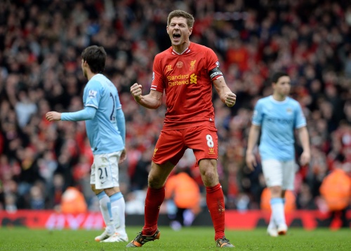 Steven Gerrard viert overwinning op Manchester City. EPA