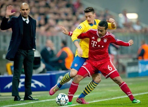 Thiago Alcantara (R) van Bayern in duel met Mesut Özil van Arsenal. EPA