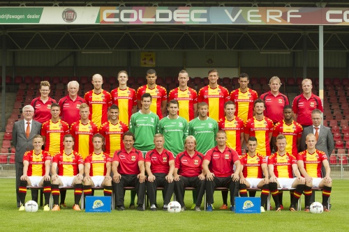Go Ahead Eagles-speler Bart Vriends (L) in duel met Giovanni Korte van FC Dordrecht (EPA)