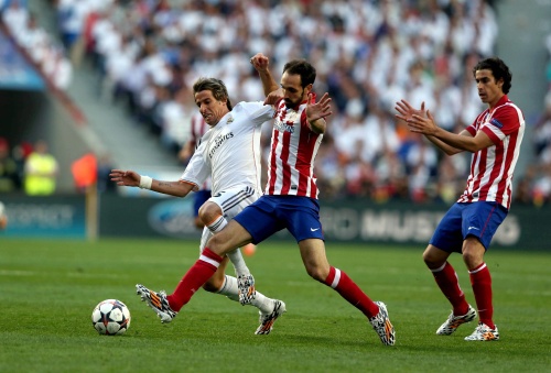 Tiago Mendes (r). EPA