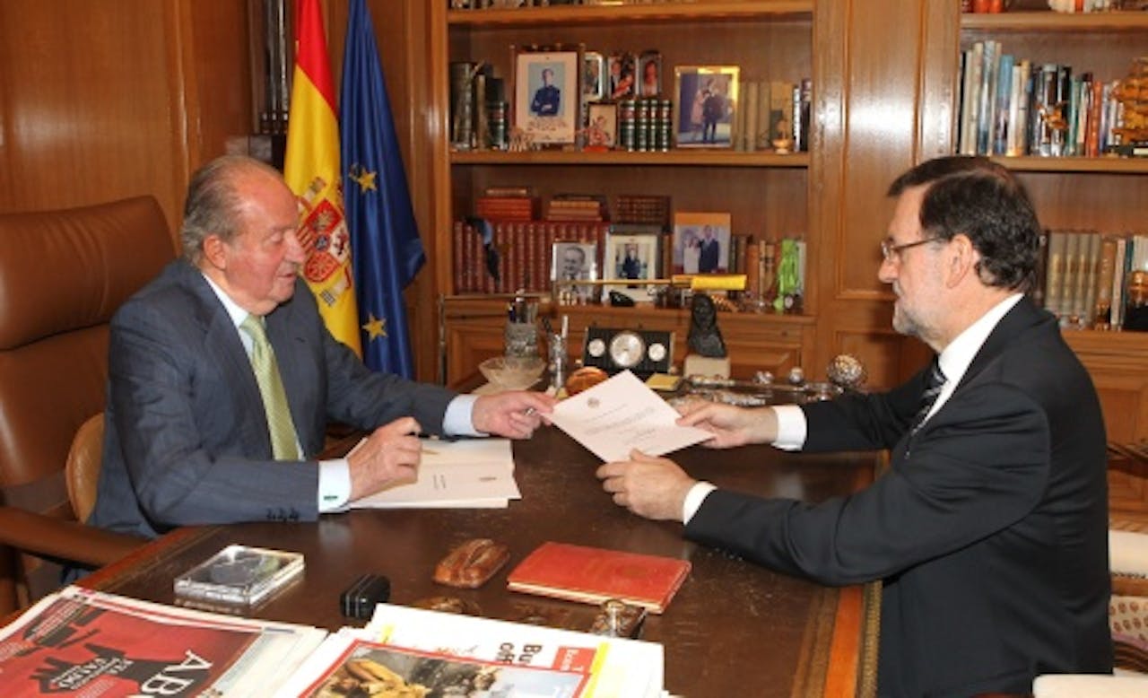 Juan Carlos tekent abdicatie. EPA