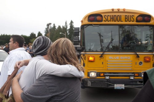 De schoolbus bij de Marysville-Pilchuck High School in Washington. EPA 