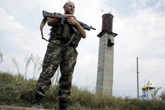 Een Oekraïense soldaat houdt de wacht in de buurt van Donetsk