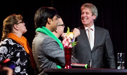 Victor Kloos (R) lijsttrekker voor de partij OPA op het podium tijdens de verkiezingsavond in de grote kerk in Alkmaar. (ANP)