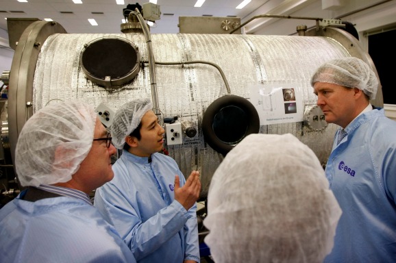Prins Willem-Alexander bij het laboratoriumgebouw van ESA / ESTEC