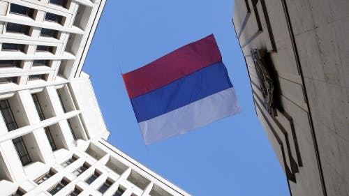 Een Russische vlag zou de oorzaak van de ongeregeldheden zijn geweest. EPA