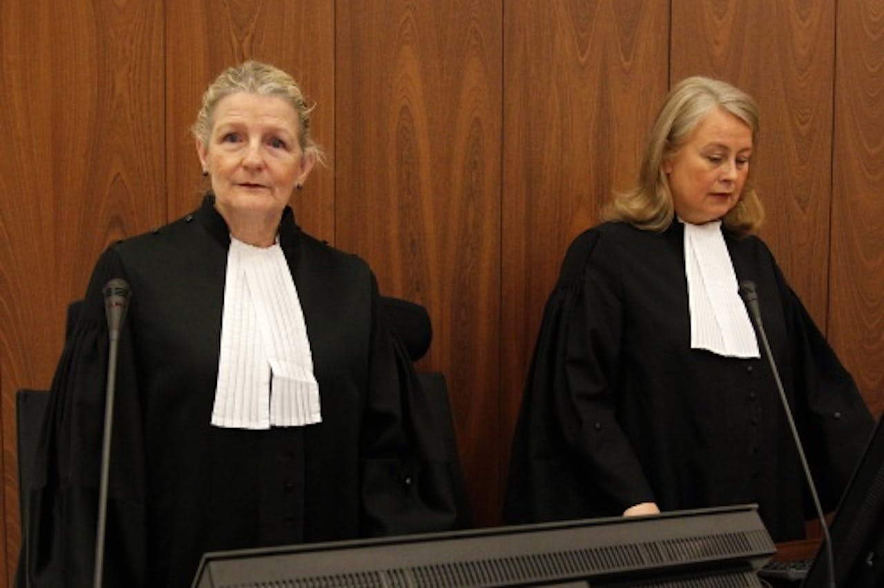 De advocaten-generaal (AG's) C.A. van Beuningen (L) en M. Bakker (R) voor aanvang van de bekendmaking van de strafeis in het hoger beroep in de Amsterdamse zedenzaak. ANP