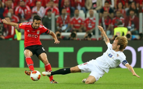 Ruben Amorim (L) van Benfica in duel met Ivan Rakitic van Sevilla. EPA