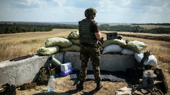 Een Oekraïense militair bij een checkpoint in Oost-Oekraïne