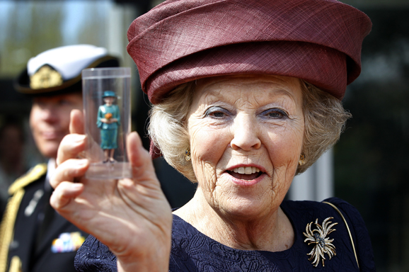 Koningin Beatrix neemt een miniatuur van haarzelf in ontvangst tijdens de opening van het vernieuwde Madurodam, 2012.