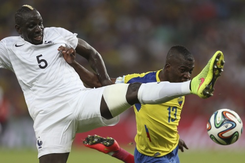 Mamadou Sakho (L) van Frankrijk in duel met Enner Valencia (R) van Ecuador. EPA