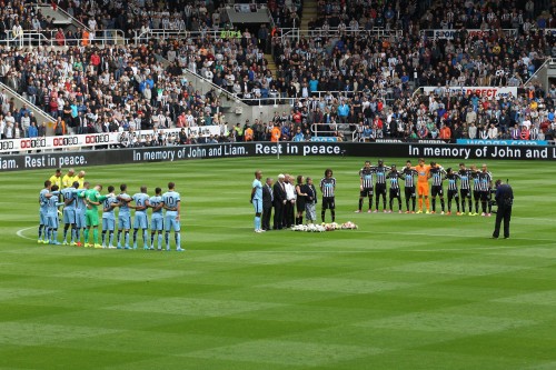 Tijdens de wedstrijd Newcastle United-Manchester City werd ook stilgestaan bij de dood van Sweeney. EPA