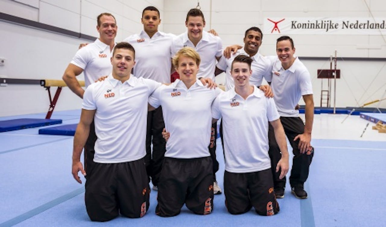 Het Nederlandse heren turnteam met (vlnr) Yuri van Gelder, Karl Kosztka, Jeffrey Wammes, Epke Zonderland, Boudewijn de Vries, Casimir Schmidt, Anthony van Assche en Michel Bletterman (ANP)