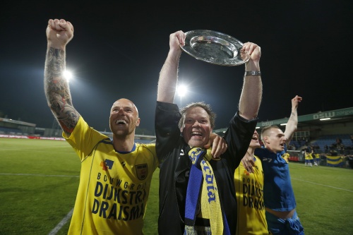 Henk de Jong met de kampioensschaal in 2013. ANP