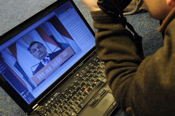 Premier Orban is zelf ook wel eens online te vinden