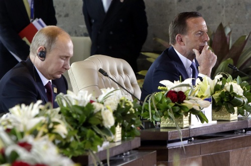Vladimir Poetin (L) en Tony Abbott. EPA