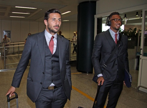 Claudio Pizarro (L). EPA