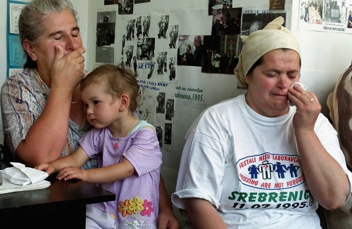 Archieffoto 2001 Munira Subasic (R). EPA