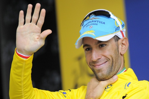 Vincenzo Nibali vertrekt in de gele trui. (EPA)
