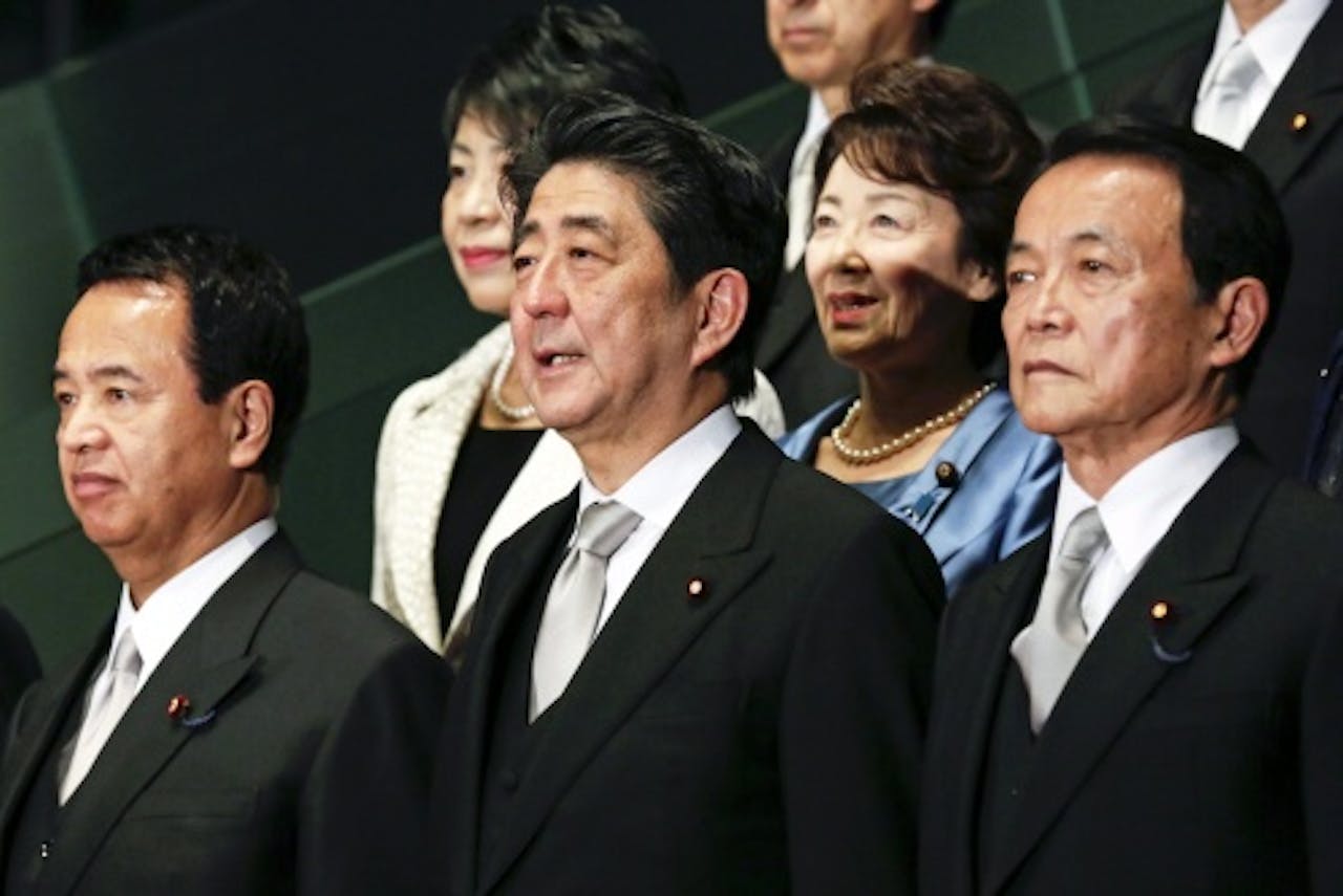 EPA Premier Shinzo Abe (m) met leden van het kabinet.