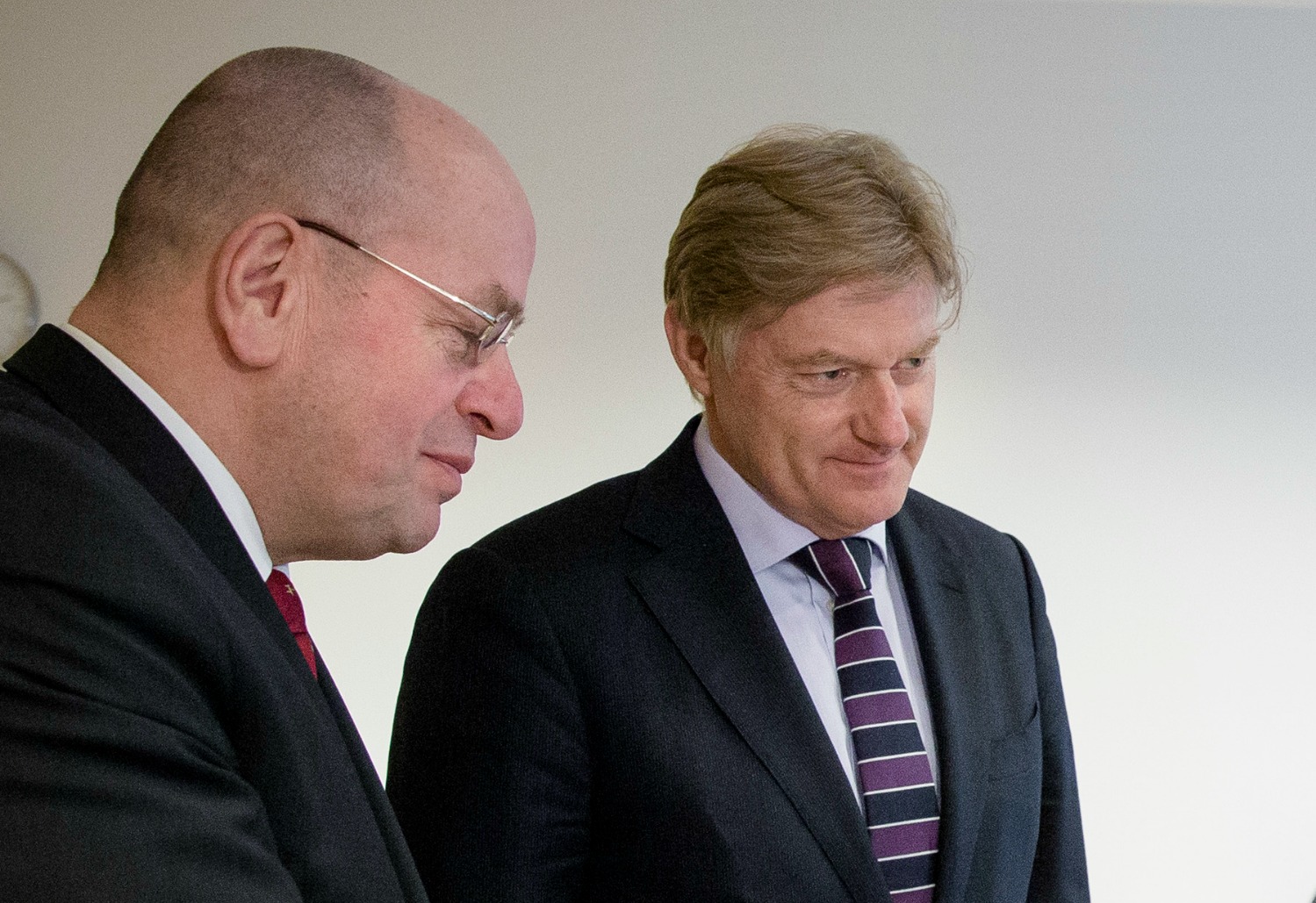 Staatssecretaris van Volksgezondheid, Welzijn en Sport Martin van Rijn (R) en staatssecretaris van Veiligheid en Justitie Fred Teeven (L)