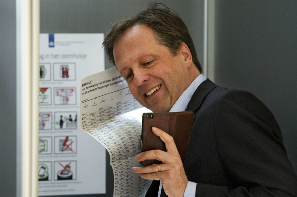 D66-leider Alexander Pechtold maakt een stemfie - Foto: ANP