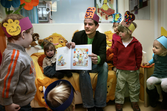 Acteur Tygo Gernandt leest voor tijdens het Voorleesontbijt in 2006