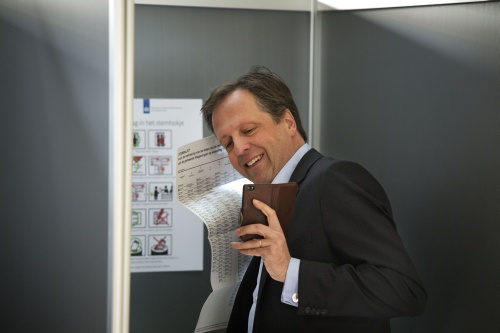 Alexander Pechtold maakt een stemfie. ANP