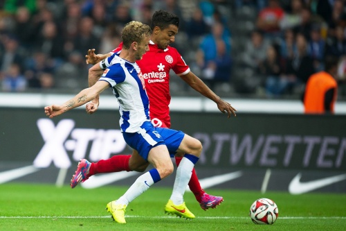 Fabian Lustenberger (L) van Hertha BSC in duel met Sami Allagui (R) van Mainz. EPA