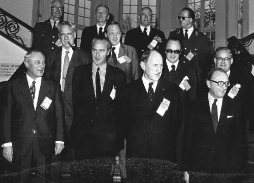 James Schlesinger (middelste rij, eerste van links). ANP