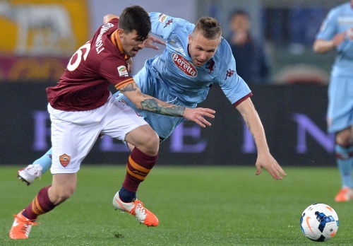 AS Roma-speler Alessio Romagnoli (L) in duel met Jasmin Kurtic van Torino. EPA