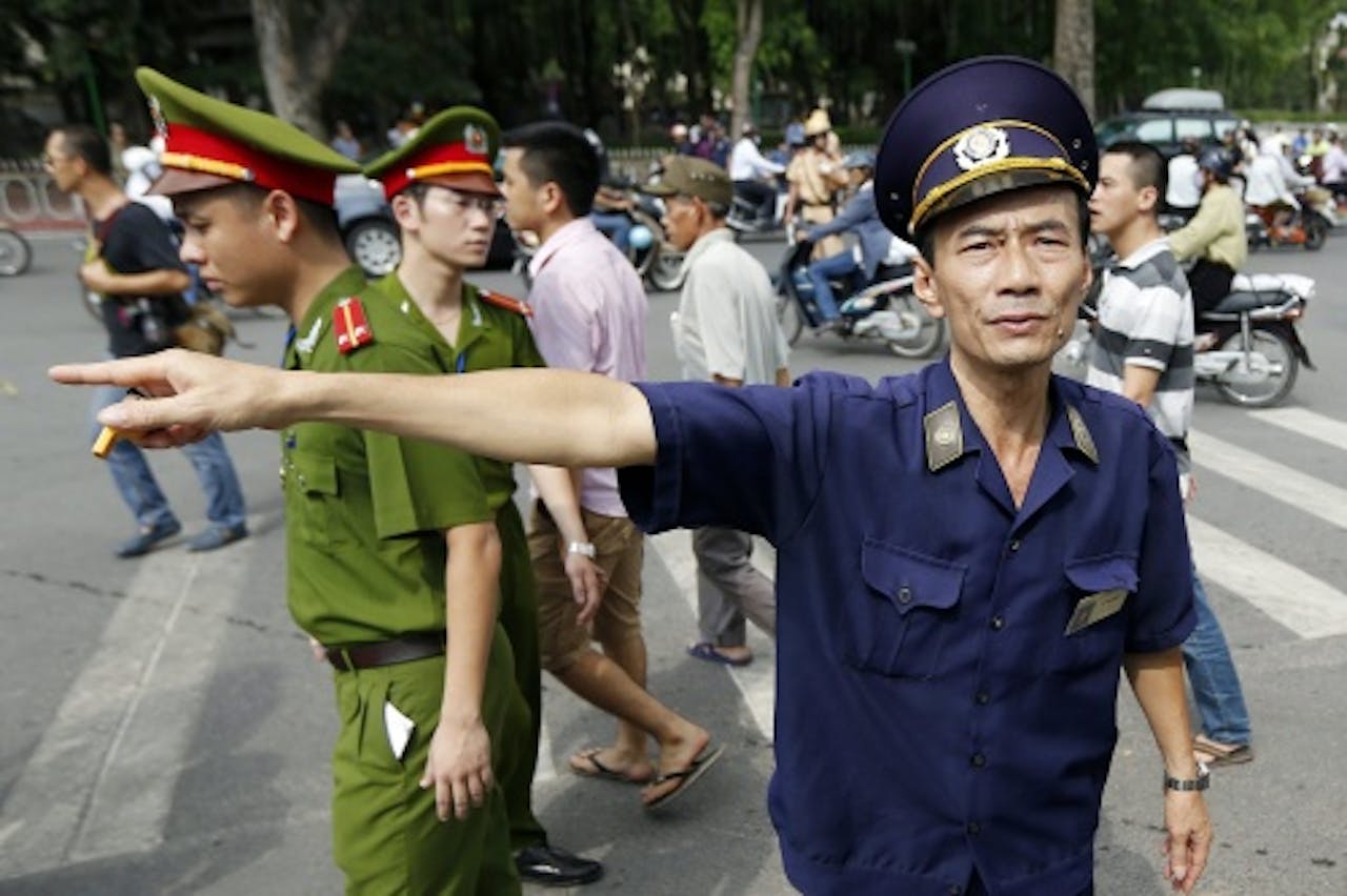 Politie in Vietnam probeert Chinese ambassade te beschermen. EPA