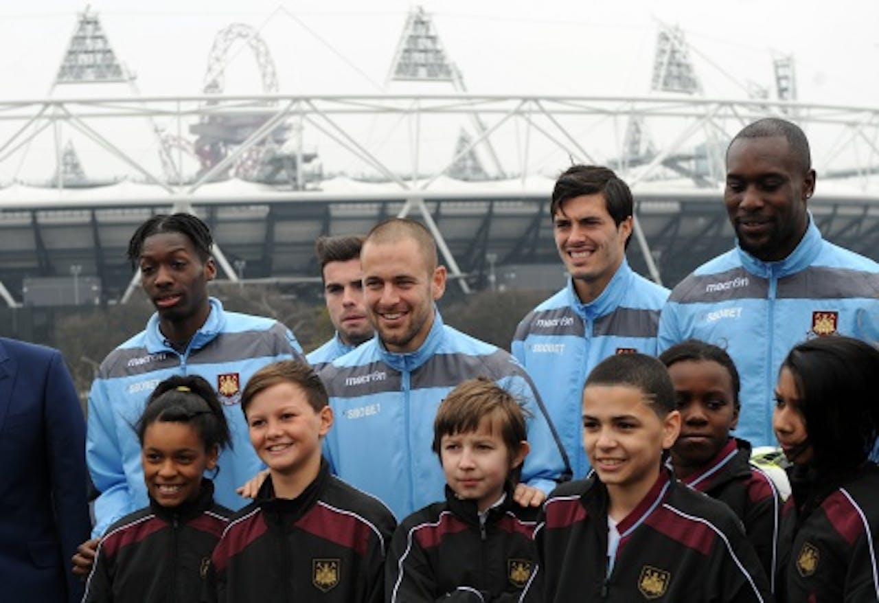 EPA Archiefbeeld. Spelers van West Ham United bij hun toekomstige onderkomen; het Olympisch Stadion.