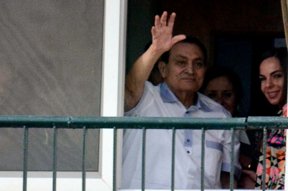 4 mei j.l.: Mubarak zwaait vanuit het militair ziekenhuis in Caïro zijn aanhangers toe op zijn 86-ste verjaardag