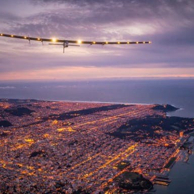 Vliegtuig op zonne-energie landt in San Francisco na record-vlucht