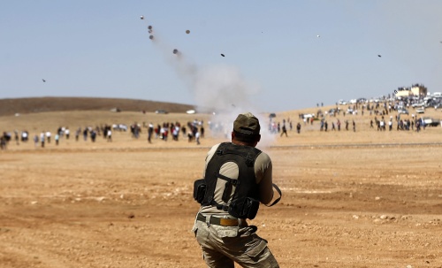 EPA Archiefbeeld. Het Turkse leger gebruikt traangas tegen Koerden die protesteren tegen IS, nabij de plaats Sanliurfa in het zuidoosten van Turkije.