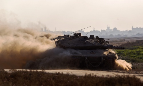 Israelische tank tijdens offensief in Gaza. EPA