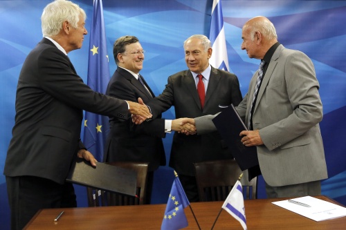 Yaakov Peri (R). EPA