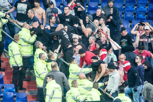 Bij de heenwedstrijd in Rotterdam liep het uit de hand tussen fans van Feyenoord en Standard. EPA