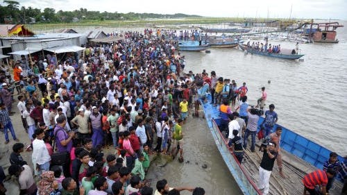 Nabestaanden verzamelen zich bij de rivier de Padma vlak na de ramp. EPA