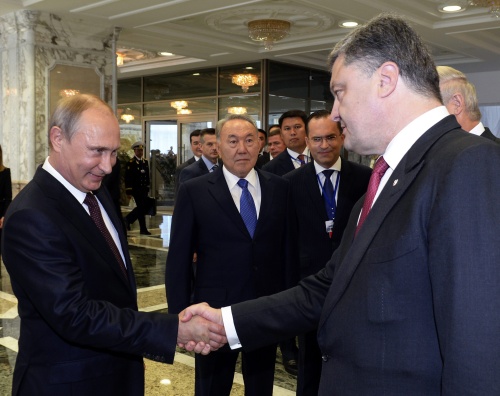 Archiefbeeld van presidenten Poetin en Porosjenko. EPA
