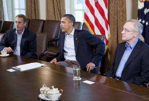 President Obama (M), voorzitter van het Huis van Afgevaardigden John Boehner (L) en Harry Reid, fractieleider van de Democraten. 