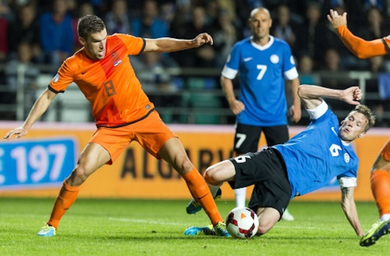 Kevin Strootman (L) in duel met Aleksandr Dmitrijev van Estland tijdens de kwalificatiewedstrijd tegen Estland. ANP