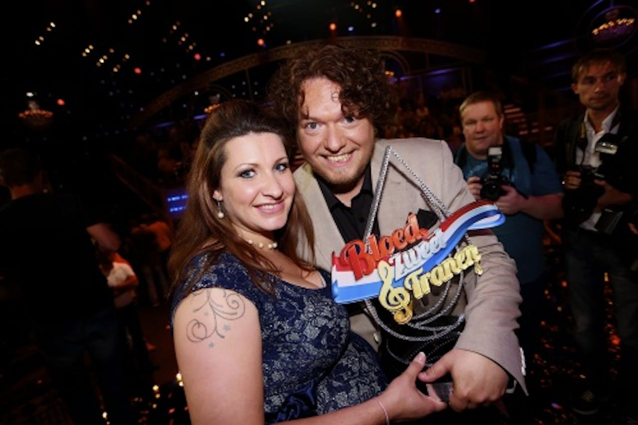 Jason Bouman, met trofee en vriendin, is gekozen tot beste volkszanger in de zangshow Bloed, Zweet en Tranen, ANP Kippa
