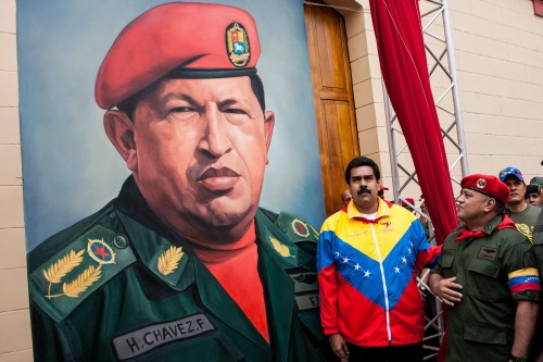 Nicolas Maduro (m) bij een beeld van ChÃ¡vez. EPA